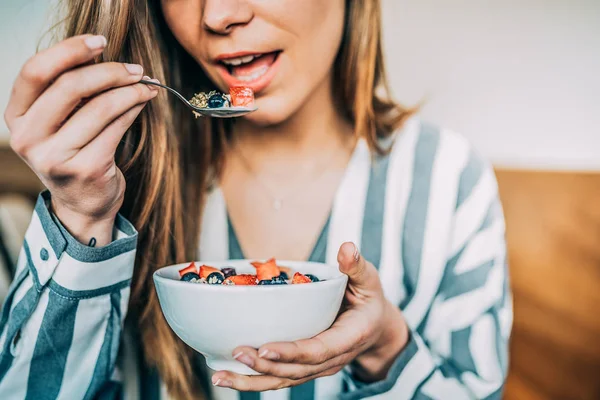 Crop Woman Close Eating Oat Fruits Bowl Breakfast — Stock Photo, Image