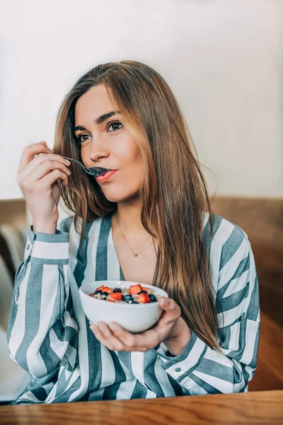 Woman Close Eating Oat Fruits Bowl Breakfast — Stock Photo, Image