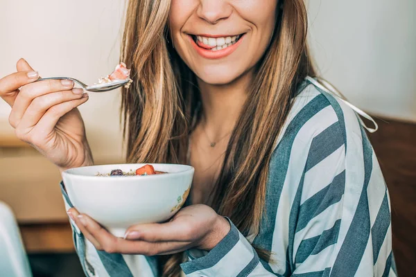 Crop Woman Close Eating Oat Fruits Bowl Breakfast — Stock Photo, Image