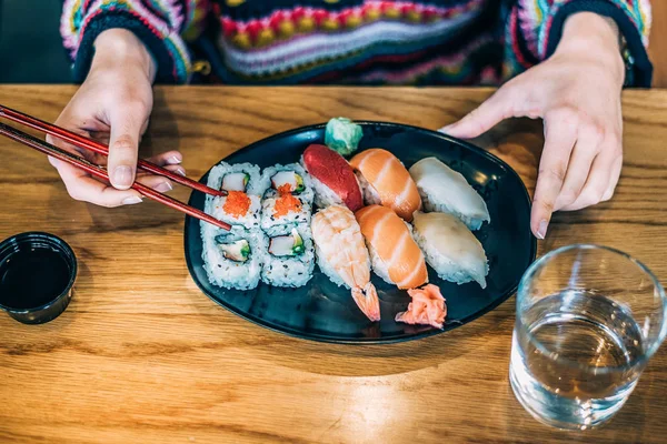 Crop Woman Eating Sushi Background — Stock Photo, Image