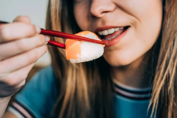 Crop Woman Eating Sushi Background — Stock Photo, Image