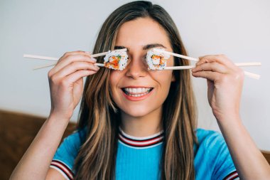 kadın suşi parçası ile göz kapsayan