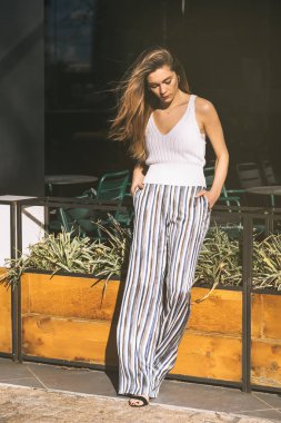 Uzağa arıyorsunuz bir çit düşünme üzerinde duran güzel genç kadın