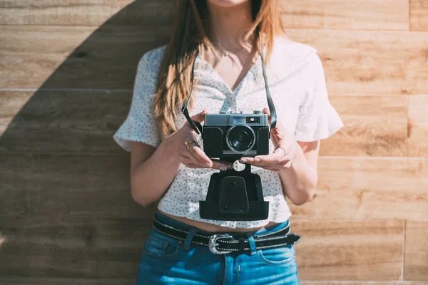 Cropped Woman Vintage Old Camera — Stock Photo, Image