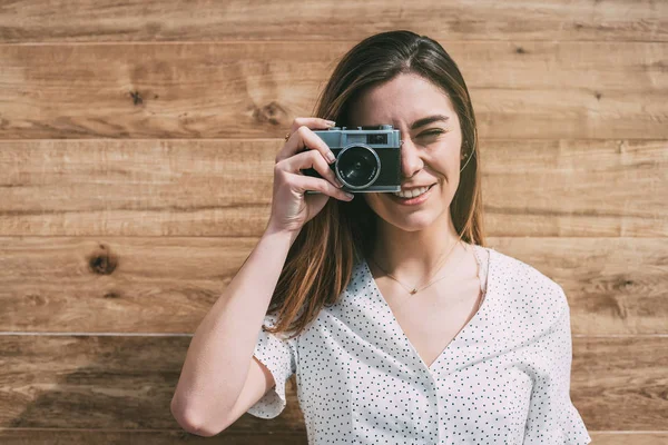 Hermosa Mujer Con Cámara Antigua Vintage Pie Una Pared Madera — Foto de Stock