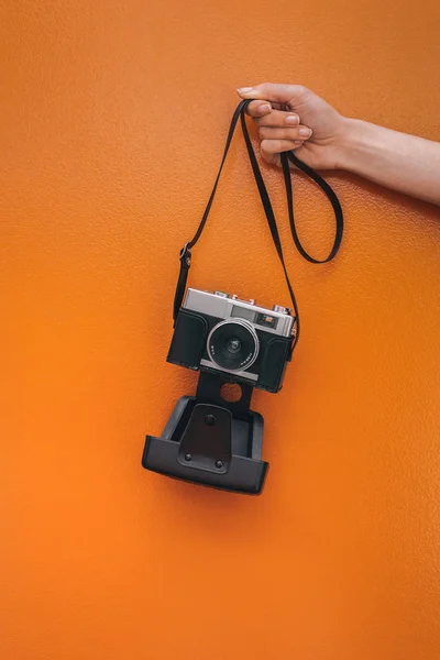 Mano Sosteniendo Una Cámara Vintage Aislada Pared Naranja — Foto de Stock