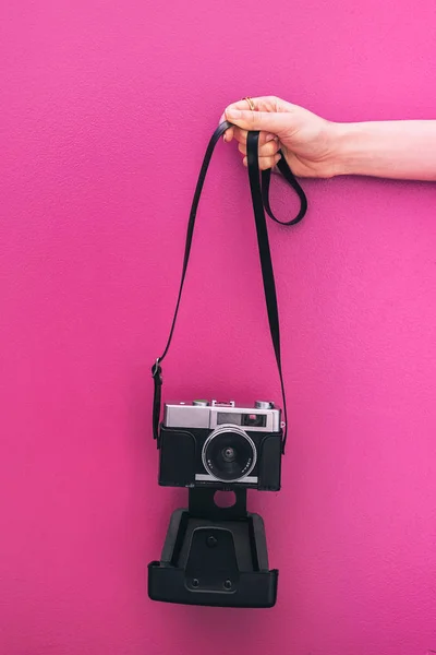 Mano Sosteniendo Una Cámara Vintage Aislada Pared Rosa — Foto de Stock