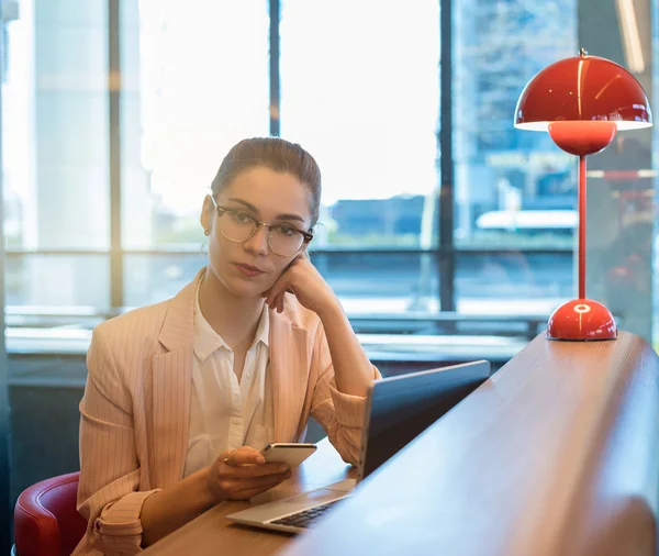 Mladá Krásná Žena Laptop Smartphone Káva Restauraci — Stock fotografie