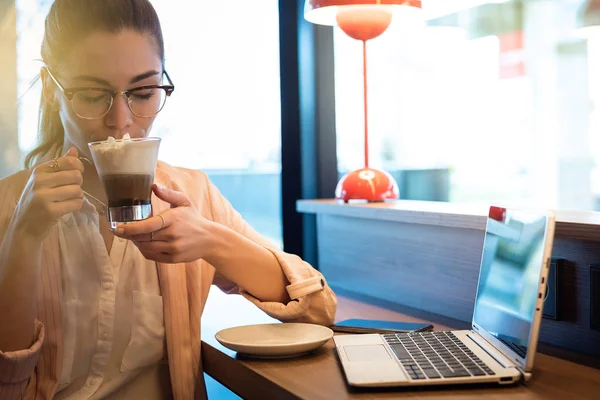 Młoda Piękna Kobieta Laptopa Smartfona Kawa Restauracji — Zdjęcie stockowe