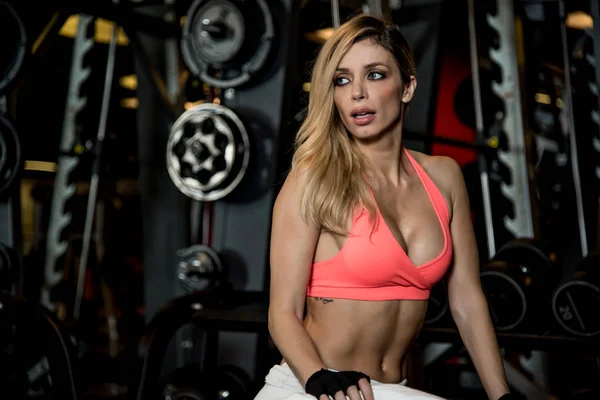 Havlu Ile Terleme Istirahat Kadın Spor Salonunda — Stok fotoğraf