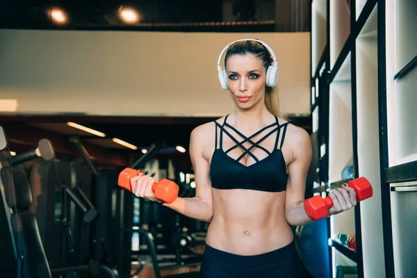 Beautiful Blonde Woman Working Out Gym Training Lifting Weights Listening — Stock Photo, Image