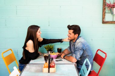 Mutlu genç çift oturma bir restoranda