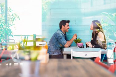 Mutlu genç çift oturma bir restoranda