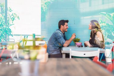 Mutlu genç çift oturma bir restoranda