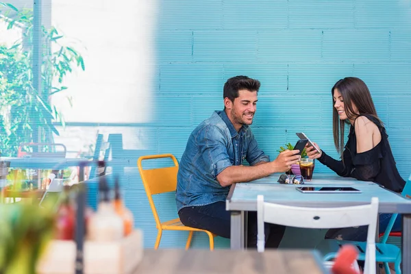 Щаслива Молода Пара Сидить Ресторані Смартфоном — стокове фото