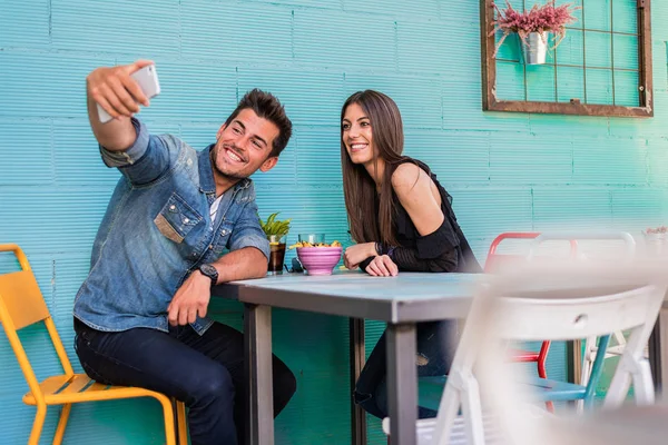 Feliz Pareja Joven Sentada Restaurante Con Smartphone Tomando Una Selfie — Foto de Stock