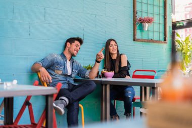 Mutlu genç çift oturma bir restoranda