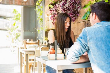 Mutlu genç çift oturma bir restoranda
