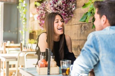 Mutlu genç çift oturma bir restoranda