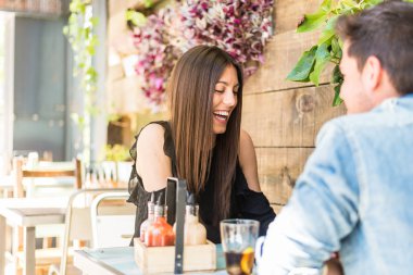 Mutlu genç çift oturma bir restoranda