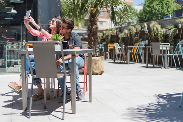 Щаслива Молода Пара Сидить Розслаблено Терасі Ресторану Приймаючи Селфі Смартфоном — стокове фото