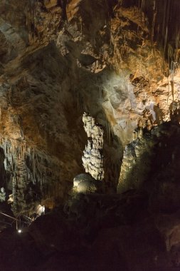 Sarkıtlarla aydınlatılmış mağara manzarası