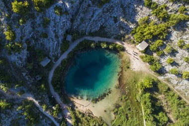 Dağlardaki gölün havadan görünüşü