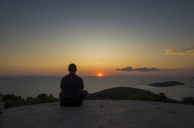 Gün batımında sahilde bir adam