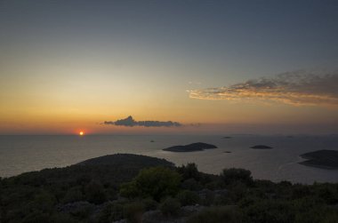 Akşamları nehrin üzerinde gün batımı