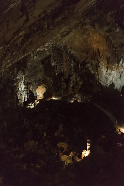 Widok Jaskinię Oświetloną Stalaktytami — Zdjęcie stockowe