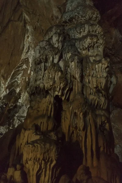 Vista Cueva Iluminada Con Estalactitas — Foto de Stock