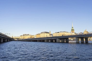 Kış günü köprüsü olan nehir manzarası