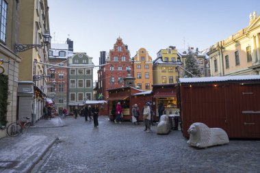 Eski kasabanın merkezindeki turistlerin olduğu cadde manzarası