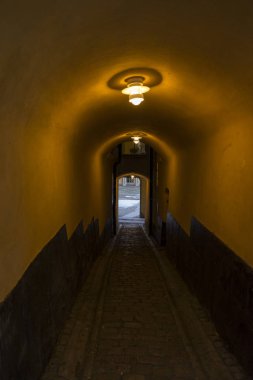 Binanın aydınlık koridoru
