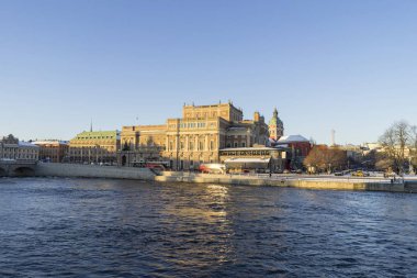 Kış günü nehrin manzarası