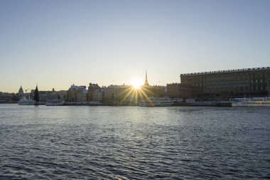 Kış günü teknelerle nehir manzarası