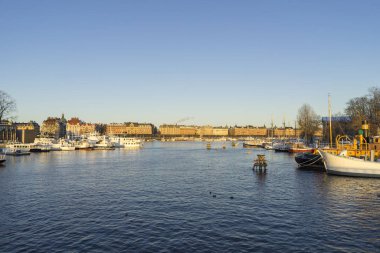 Kış günü teknelerle nehir manzarası