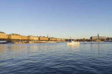 Kış günü teknelerle nehir manzarası