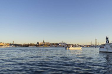 Kış günü teknelerle nehir manzarası