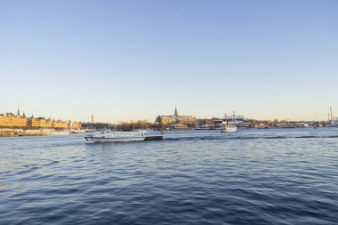 Kış günü teknelerle nehir manzarası