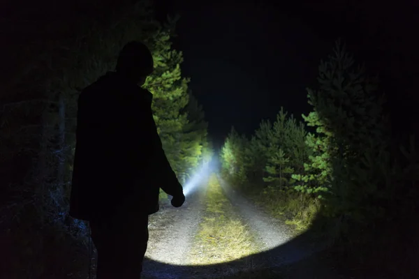 Hombre Sosteniendo Antorcha Luz Noche —  Fotos de Stock