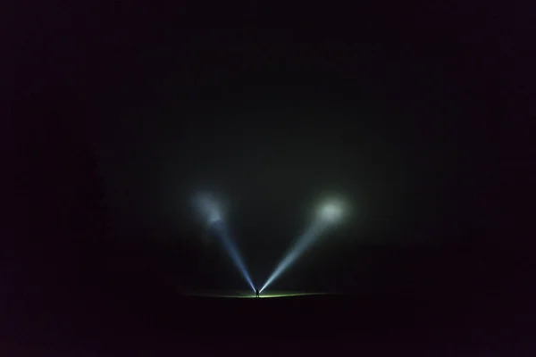 Homem Segurando Luzes Tocha Noite — Fotografia de Stock