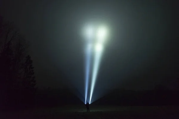 Hombre Sosteniendo Luces Antorcha Noche —  Fotos de Stock