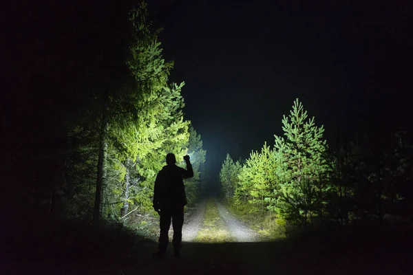 Homem Segurando Luz Tocha Noite — Fotografia de Stock