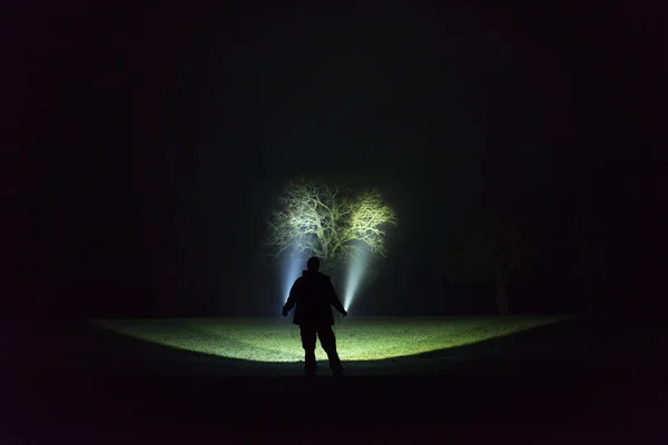 Homem Segurando Luzes Tocha Noite — Fotografia de Stock