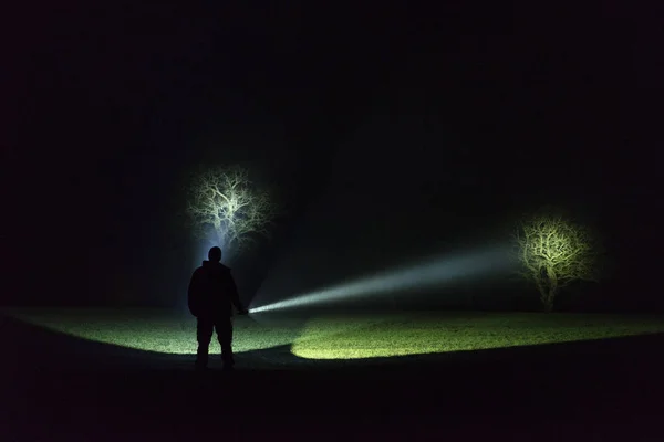 Людина Тримає Факел Вночі — стокове фото