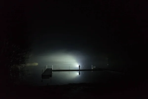 Hombre Sosteniendo Antorcha Luz Noche —  Fotos de Stock