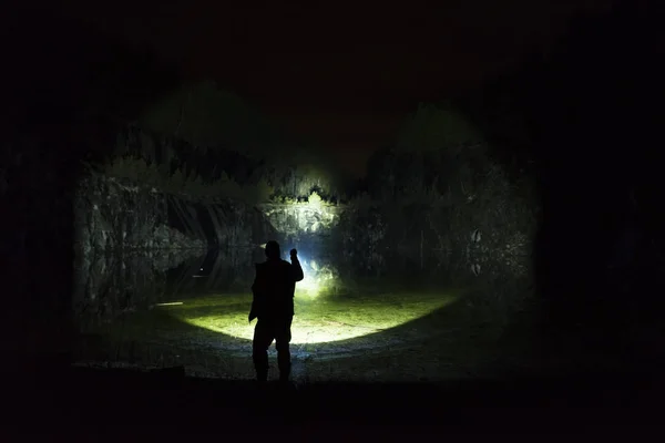 Людина Тримає Світло Факела Вночі — стокове фото