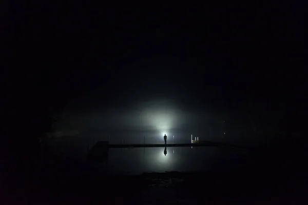 Hombre Sosteniendo Antorcha Luz Noche —  Fotos de Stock