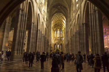 Katedralin içi turistlerle dolu.
